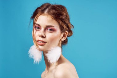 Lüks mavi arka planda çıplak omuzlu seksi bir kadın. Yüksek kalite fotoğraf