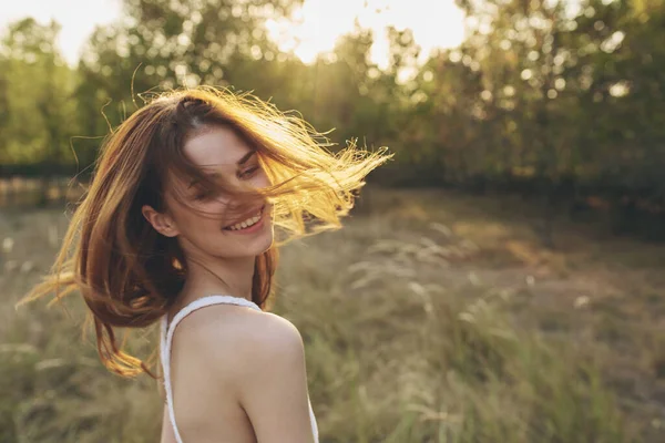 Hezká Žena Pózující Čerstvém Vzduchu Kvalitní Fotografie — Stock fotografie