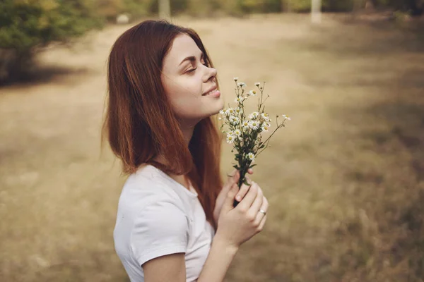 屋外で花を咲かせる可愛い女性 — ストック写真