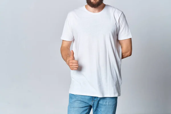 Man in wit t-shirt en jeans mockup reclame licht achtergrond — Stockfoto