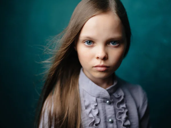 Menina em vestido cinza Estúdio emoções descontentamento depressão — Fotografia de Stock