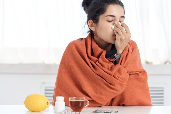 風邪薬レモンの健康問題を持つ女性 — ストック写真