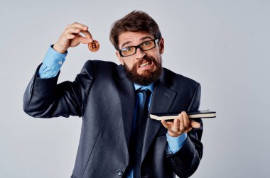 Takım elbiseli neşeli iş adamı ve kripto para birimi Bitcoin finansal yatırım elektronik para