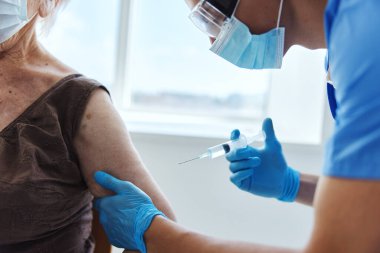 Şırıngalı doktor covid-19 pasaport hastası tedavisi