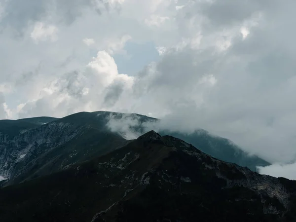 Weiße Wolken Berge frische Luft ezash Outdoor-Aktivitäten — Stockfoto