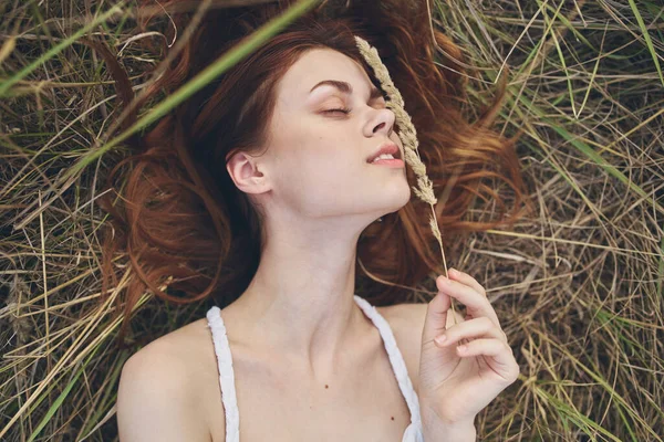 Женщина Белом Платье Лежит Траве — стоковое фото