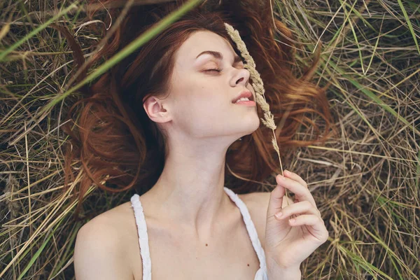 Een Vrouw Een Witte Jurk Ligt Het Gras — Stockfoto