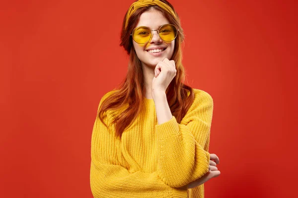 Emotionell Kvinna Bär Gula Glasögon Poserar — Stockfoto