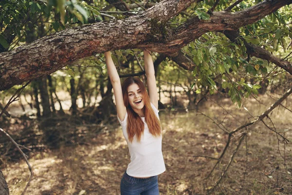 Jolie Femme Reposant Campagne — Photo