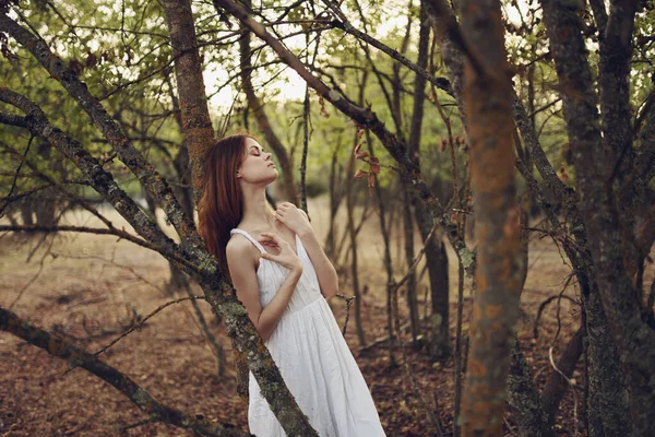 Femme en robe blanche près des arbres vacances d'été air frais — Photo