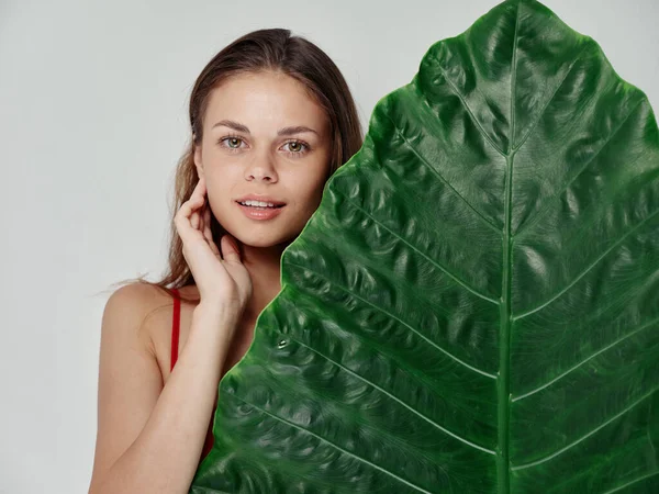 Elinde Yeşil Bir Yaprak Tutan Gülümseyen Kadın — Stok fotoğraf