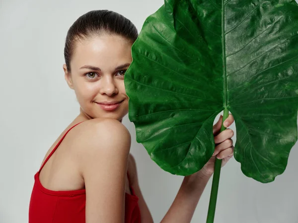 Sonriente Mujer Sosteniendo Hoja Verde Mano —  Fotos de Stock