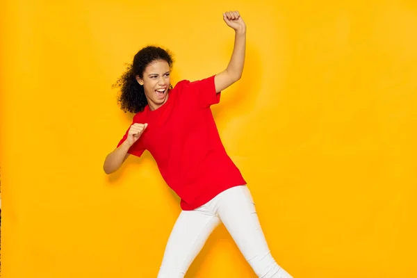 Vrouw in rood t-shirt emoties leuk geel achtergrond — Stockfoto