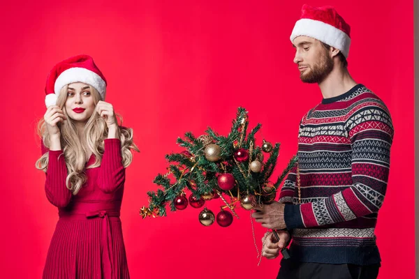 Mann und Frau mit Weihnachtsbäumen in der Hand Spielzeug Dekoration Weihnachtsspaß — Stockfoto