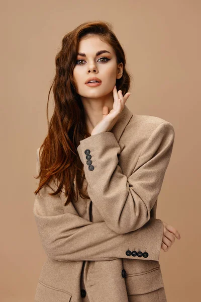 Csinos Modell Kabátban Pózol Kiváló Minőségű Fénykép — Stock Fotó