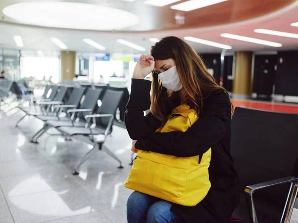 Mujer Máscara Médica Aeropuerto Esperando — Foto de Stock