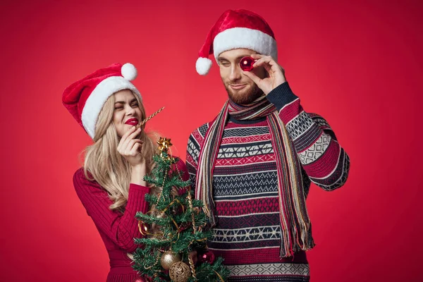 Fröhliches Ehepaar in Neujahrskleidung dekoriert Lebensstil — Stockfoto