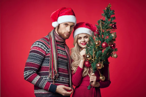 陽気なカップルの休日のクリスマスの装飾ロマンス — ストック写真