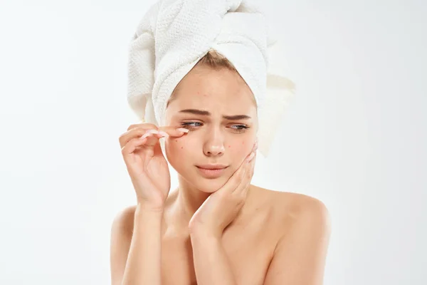 Mujer con hombros combinados sosteniendo su dermatología facial cuidado de la piel — Foto de Stock