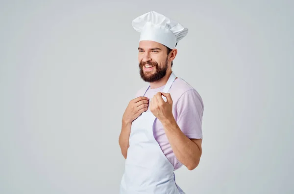 Homem em chef uniforme profissional serviço luz fundo — Fotografia de Stock