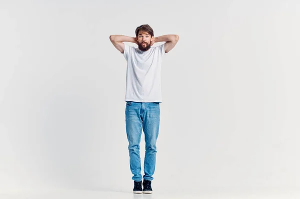 Hombre en blanco camiseta movimiento positivo estilo de vida —  Fotos de Stock