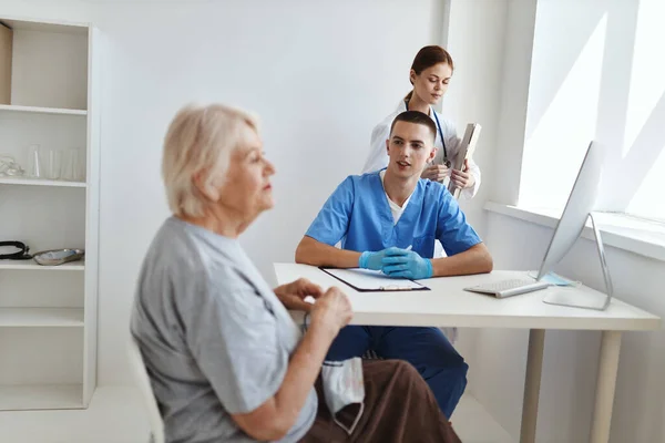 Oudere vrouw patiënt op doktersafspraak en verpleegkundige — Stockfoto