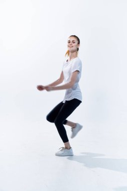 Enerjik, atlama sporu yapan bir kadın.