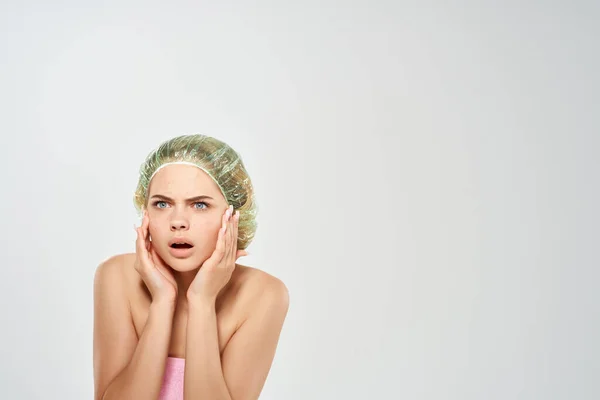 Жінка в рожевій рушниковій шкірі догляд голими плечима гігієна — стокове фото