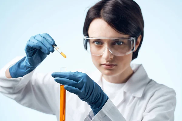Assistente de laboratório feminino em ciência de tubo de teste de solução química de casaco branco — Fotografia de Stock