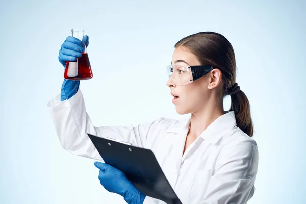 Mujer laboratorio tecnología de investigación analiza —  Fotos de Stock