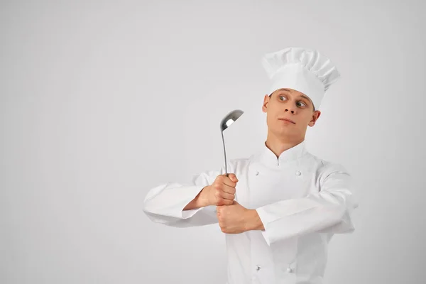 Chef con un mestolo in mano Ristorante di cucina professionale — Foto Stock