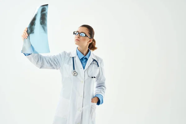 Kvinnlig läkare i vit rock röntgen diagnostik behandling — Stockfoto