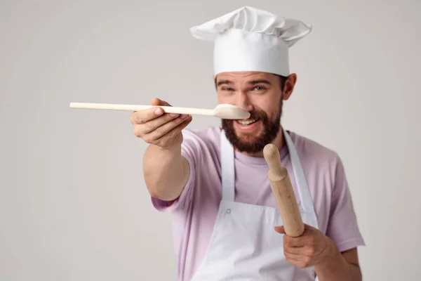 Chef-kok in uniform keukengerei koken — Stockfoto