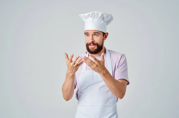 Chef masculino em aventais de cozinha cozinhar restaurantes profissionais — Fotografia de Stock