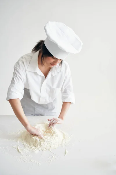 Donna chef uniforme impasto impastare lavorando con farina Professional — Foto Stock