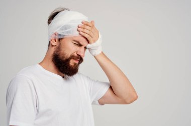 Sakallı adam kafa ve kol yaralanmaları sağlık sorunları hafif arka plan