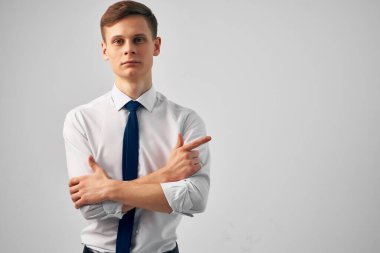 Kravatlı adam. Ofiste çalışmaya başlıyoruz.