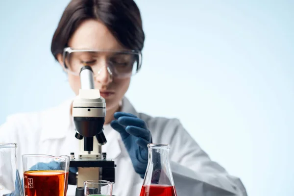 Diagnóstico de laboratório de medicina médica feminina — Fotografia de Stock