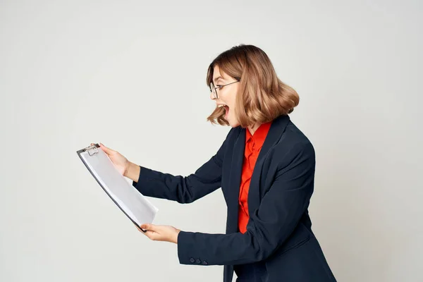 Donna in giacca e cravatta con documenti ufficio direttore segretario di lavoro — Foto Stock