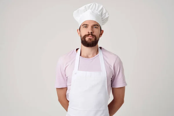 Szakállas férfi fehér kötény konyha főzés étterem — Stock Fotó