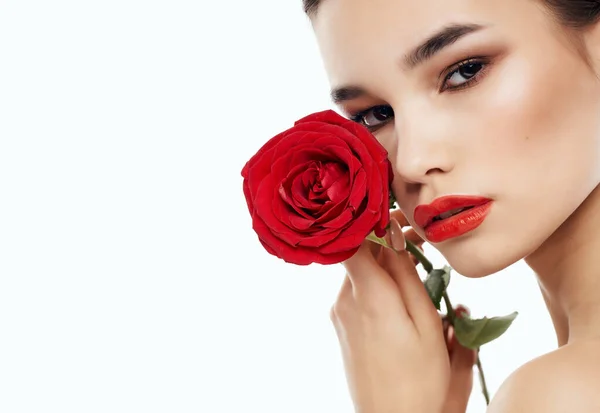 Brunette blote schouders rode bloem rode lippen glamour — Stockfoto