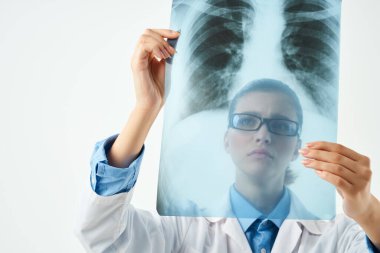 Röntgen ışınlı beyaz önlüklü doktor. Geçmişi izole edilmiş.