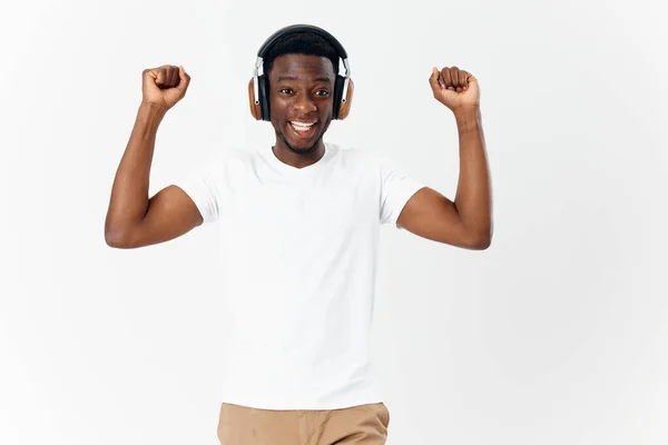 Mann mit Kopfhörer gestikuliert mit der Hand Musikliebhaber isoliert Hintergrund — Stockfoto