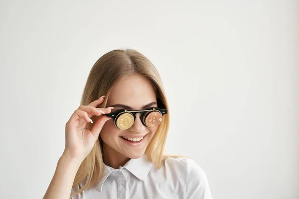 Mooie vrouw handel internet financiering investering licht achtergrond — Stockfoto