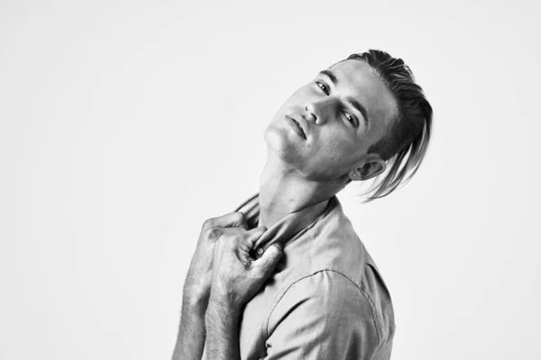 Homem elegante com penteado na camisa retrato de estilo de vida — Fotografia de Stock