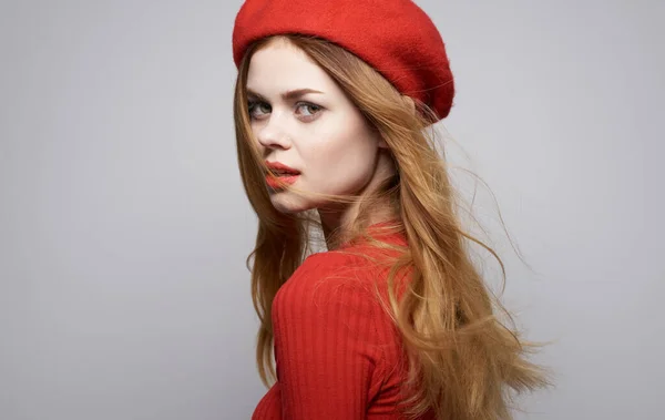 Vrolijke mooie vrouw in een rode trui en glimlach cosmetica emoties luxe — Stockfoto