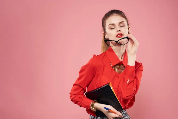 Mujer de negocios en traje formal bloc de notas gestor de documentos rosa fondo — Foto de Stock