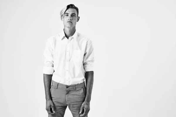 Όμορφος άντρας σε λευκό πουκάμισο και παντελόνι studio lifestyle μοντέρνο στυλ ποζάρουν — Φωτογραφία Αρχείου