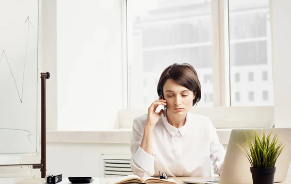 Femme d'affaires à la table de travail en face de l'émotion de la technologie d'ordinateur portable — Photo