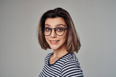 Moda kıyafetleri içinde güzel bir kadın modern saç stili.